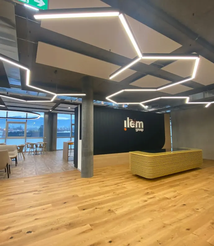Installation de luminaires LED hexagonaux design dans les bureaux d'ilem group par GBG SA