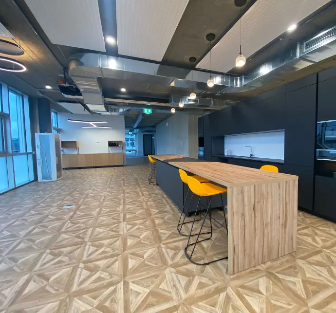 Câblage électrique et intégration de spots LED pour espace de pause et bureau moderne
