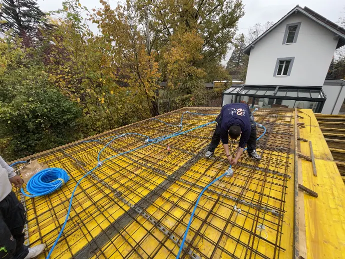 Pose de tubes et préparation électrique sur dalle de béton avant coulage